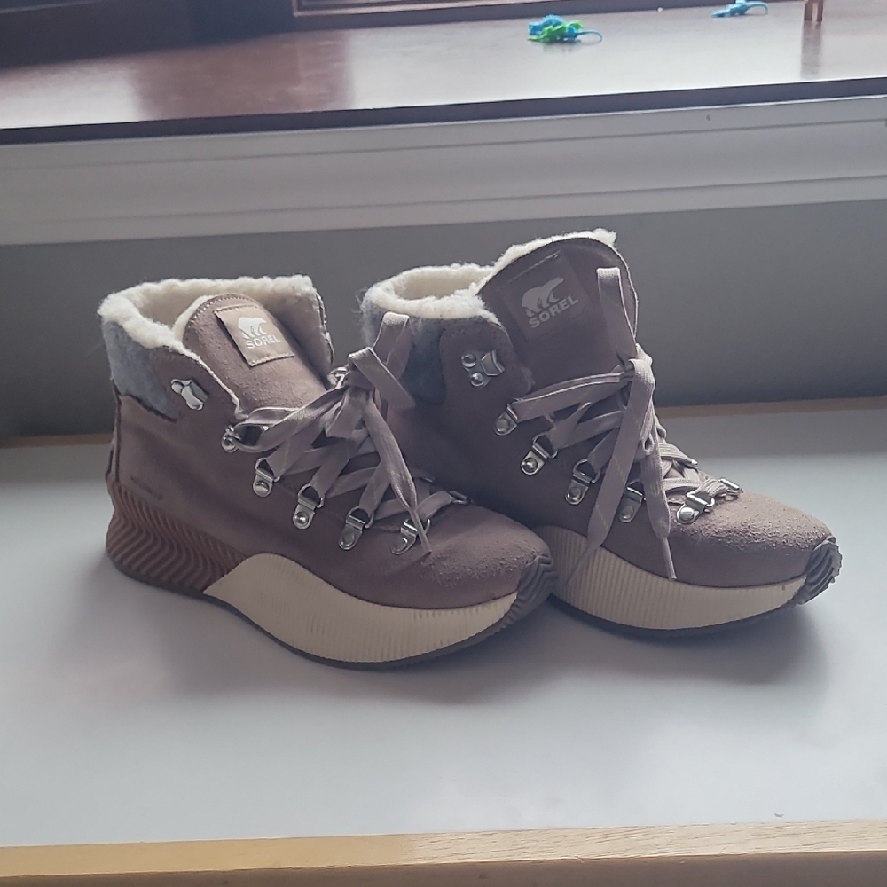 Sorel Women's Tan and Cream Winter Boots